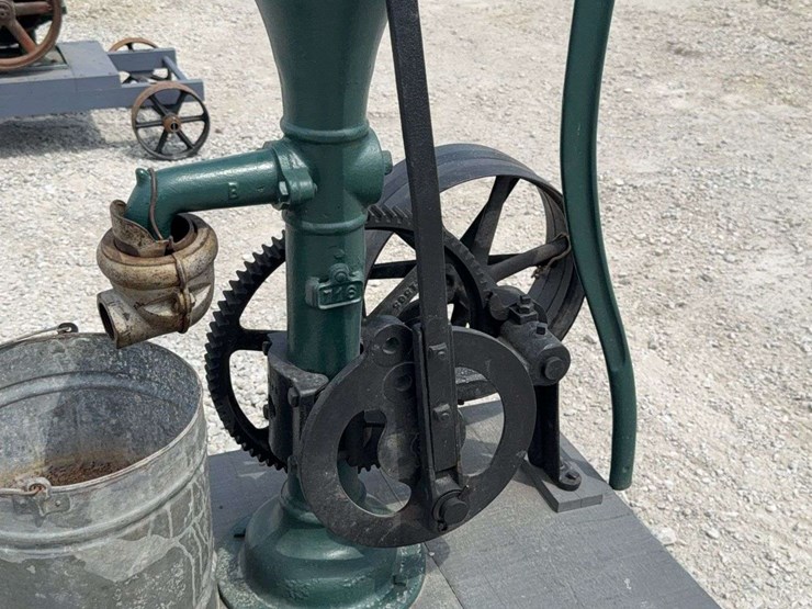 red-jacket-hand-pump-with-flywheel-drive,-demonstration-piece-image-26