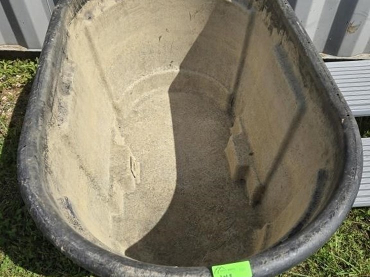 water-trough-one-hundred-gallon-rubber-maid-image-2