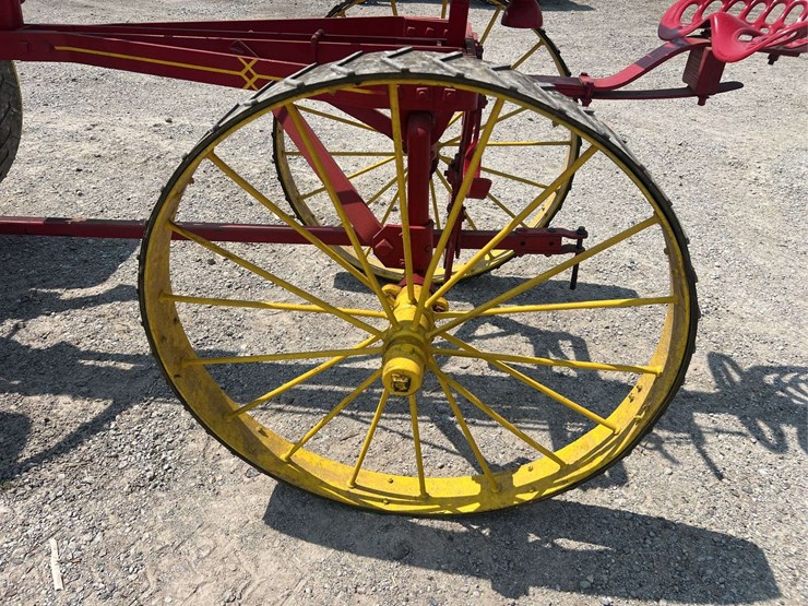 moline-universal-model-d-image-44