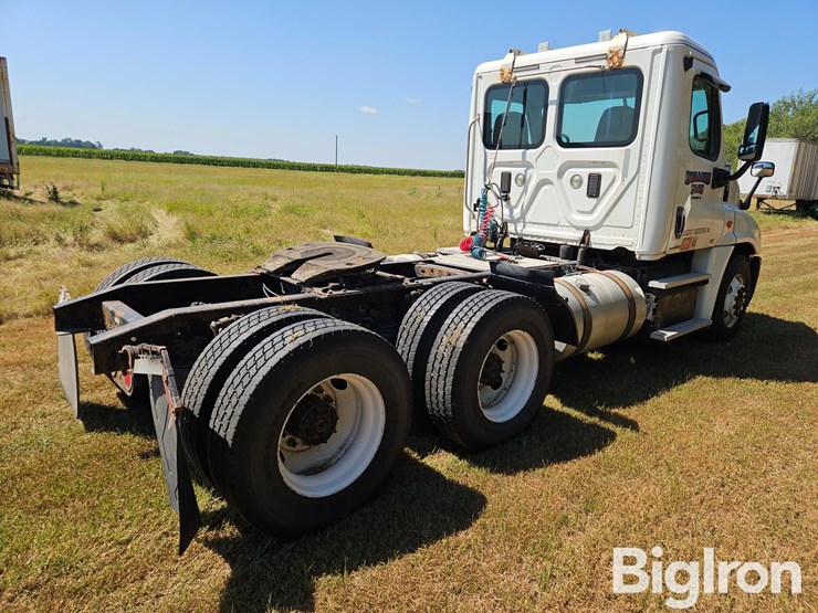 2012-freightliner-cascadia-125-image-5
