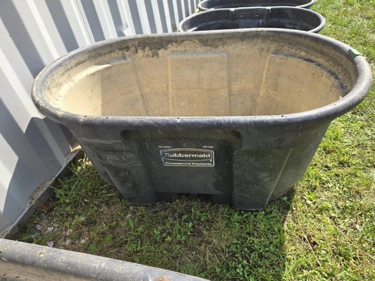 water-trough-one-hundred-gallon-rubber-maid-image-1