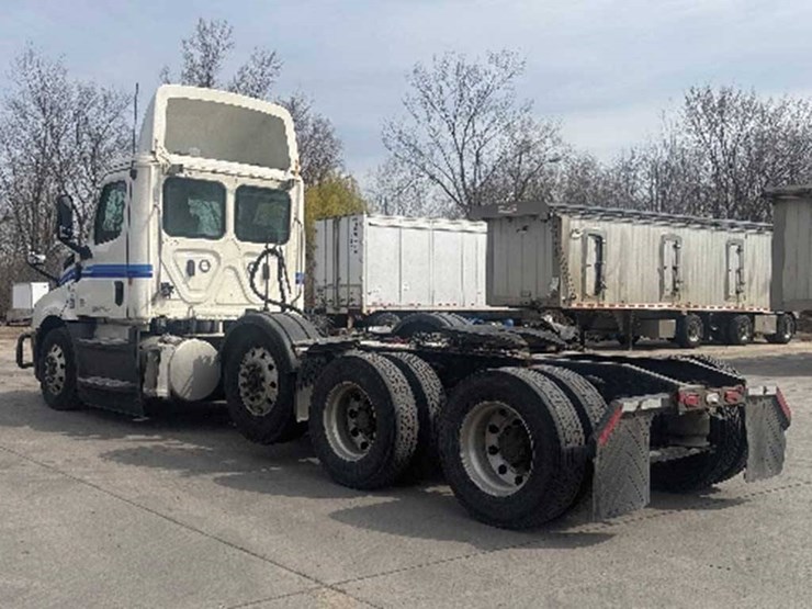 2022-freightliner-cascadia-126-image-2