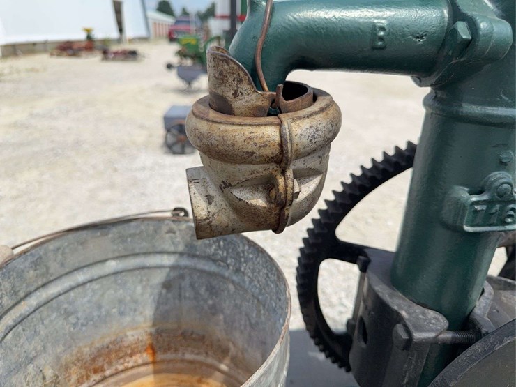red-jacket-hand-pump-with-flywheel-drive,-demonstration-piece-image-13