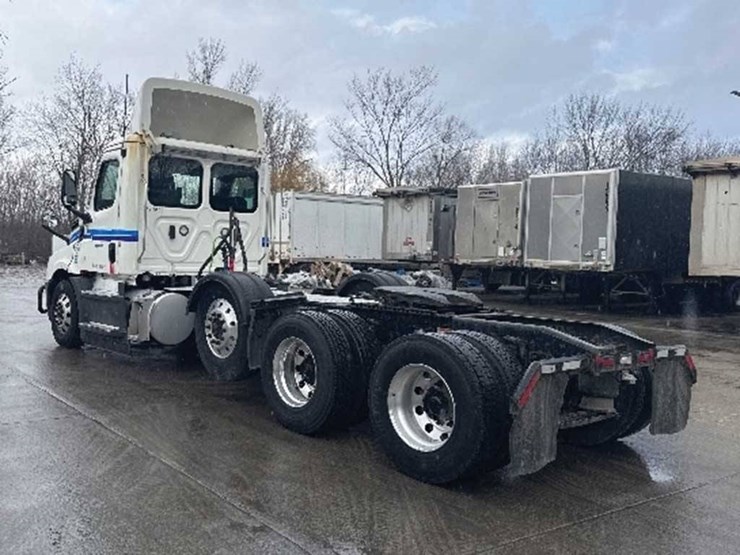 2022-freightliner-cascadia-126-image-2