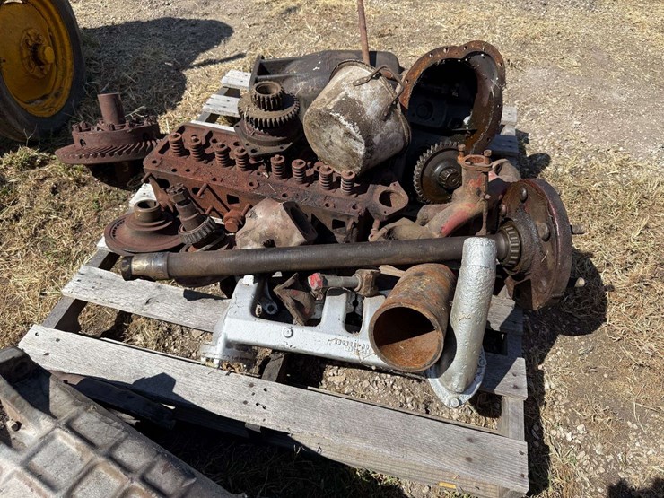 mix-of-tractor-engine-and-drivetrain-parts.-image-7