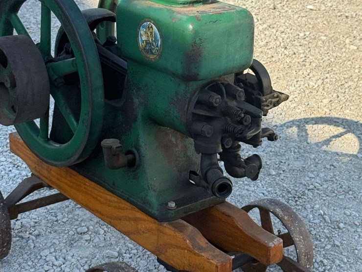 hercules-1½-hp-hit-&-miss-engine-on-truck-image-9