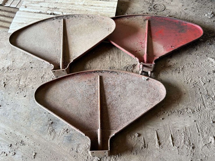 three-farmall-/-ih-tractor-step-plate-fenders-image-3