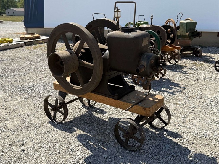 sandwich-3-hp-hit-&-miss-engine-on-truck-image-24