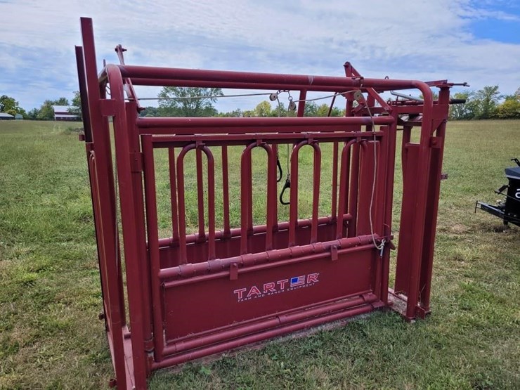 2019-tarter-cattle-handling-squeeze-chute-image-1