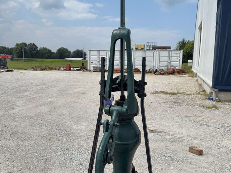red-jacket-hand-pump-with-flywheel-drive,-demonstration-piece-image-18