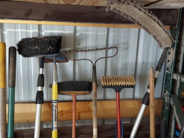 snow-shovels,-garden-shovels,-rakes-and-more-image-2