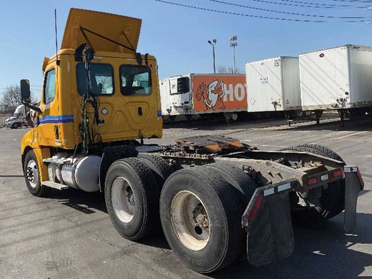 2019-freightliner-cascadia-126-image-2