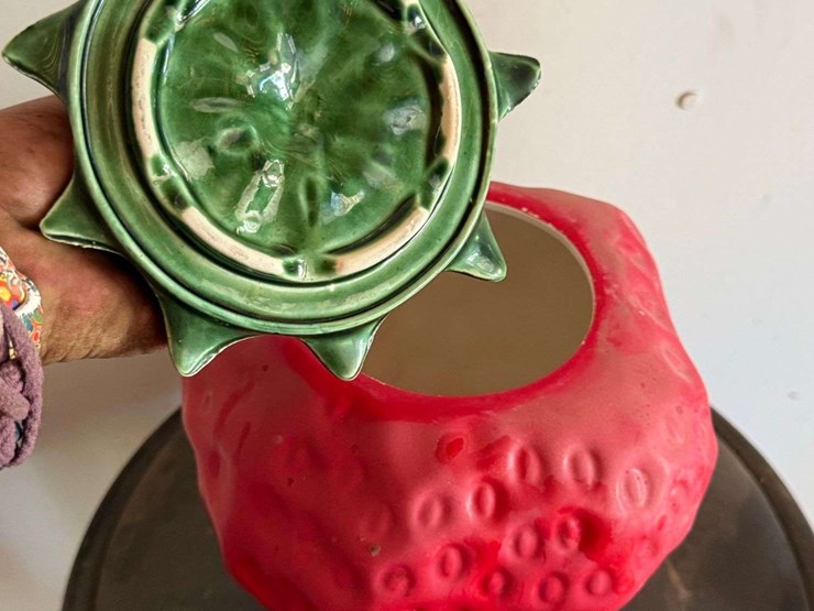 mccoy-pottery-strawberry-cookie-jar-image-2