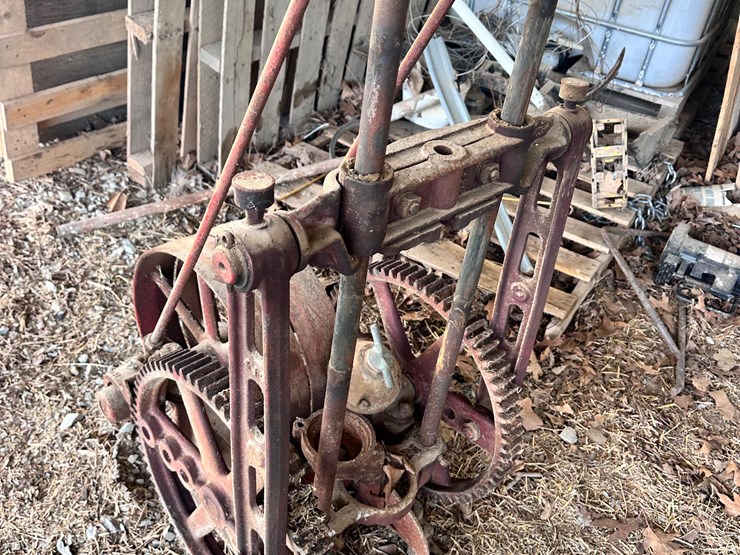 dempster-antique-belt-driven-well-pump-image-2