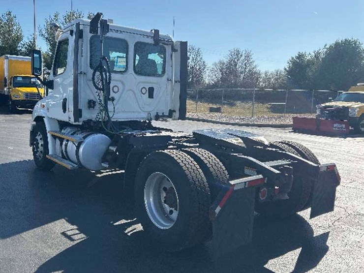 2017-freightliner-cascadia-113-image-2