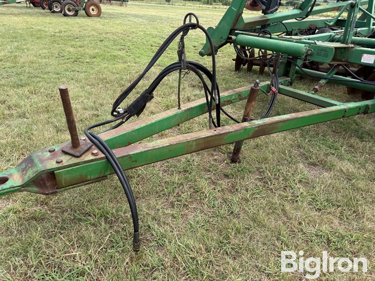 john-deere-335-image-11