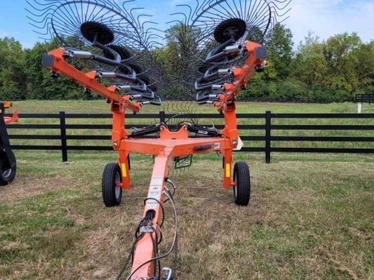 2021-kubota-wheeled-rake-image-1