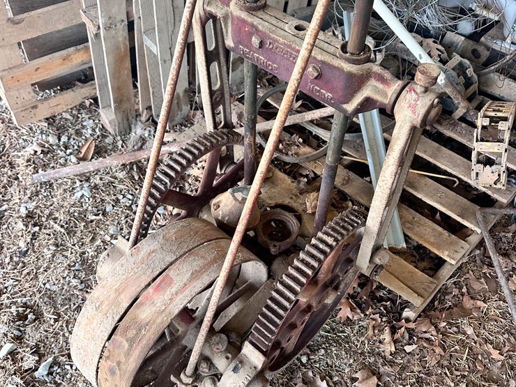dempster-antique-belt-driven-well-pump-image-4