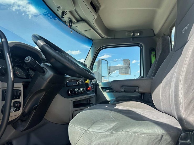 2019-peterbilt-579-image-10