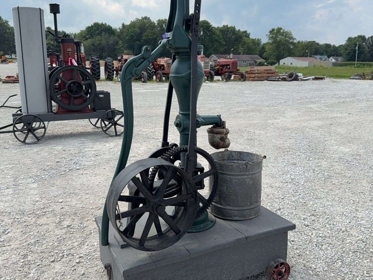 red-jacket-hand-pump-with-flywheel-drive,-demonstration-piece-image-1