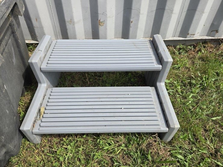 2-step-plastic-stair-step-(some-damage)-image-1