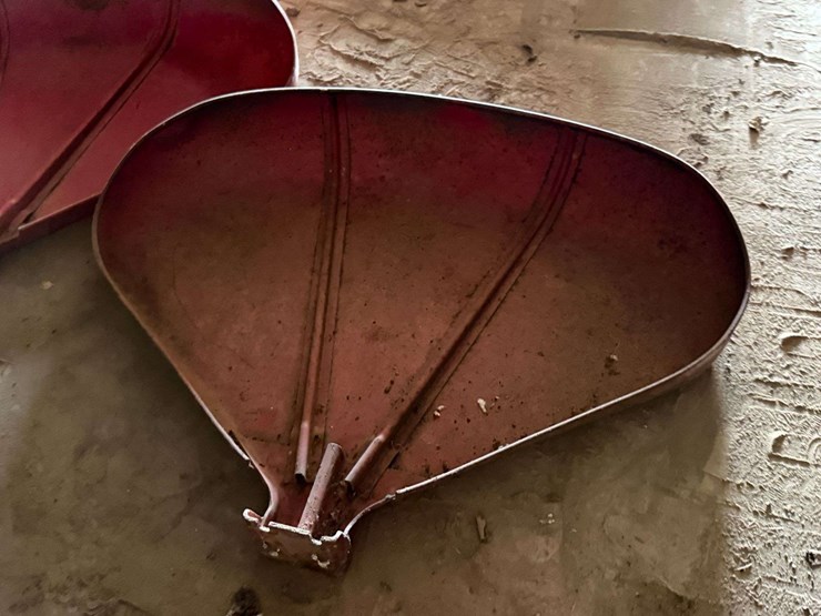 pair-of-international-harvester-teardrop-rear-fenders-image-5