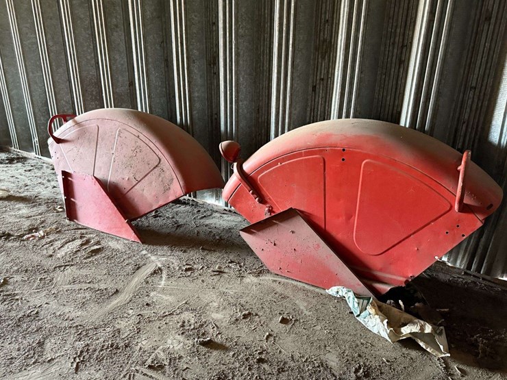 pair-of-international-harvester-full-coverage-tractor-fenders-with-side-shields-image-1