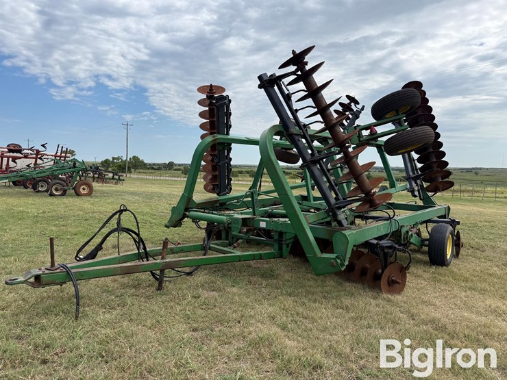 john-deere-335-image-1