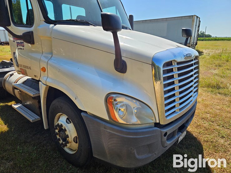 2012-freightliner-cascadia-125-image-11