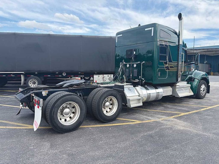 2023-kenworth-w990-image-2