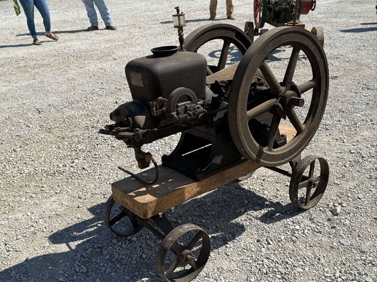 sandwich-3-hp-hit-&-miss-engine-on-truck-image-49