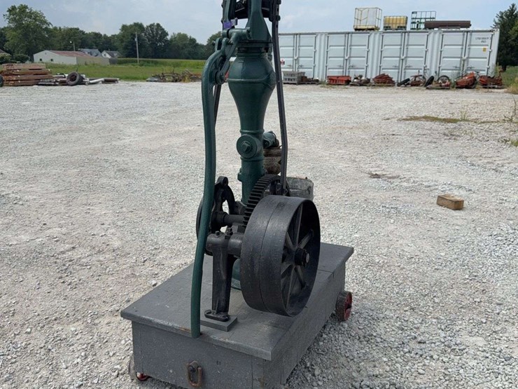 red-jacket-hand-pump-with-flywheel-drive,-demonstration-piece-image-2