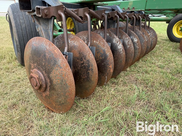 john-deere-335-image-19