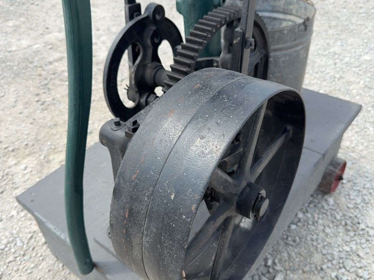 red-jacket-hand-pump-with-flywheel-drive,-demonstration-piece-image-16