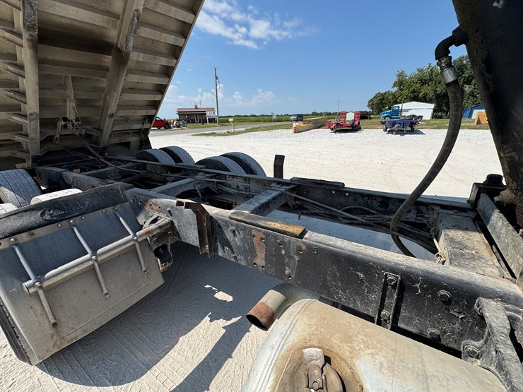 #1642-•-1995-peterbilt-dump-truck-image-15