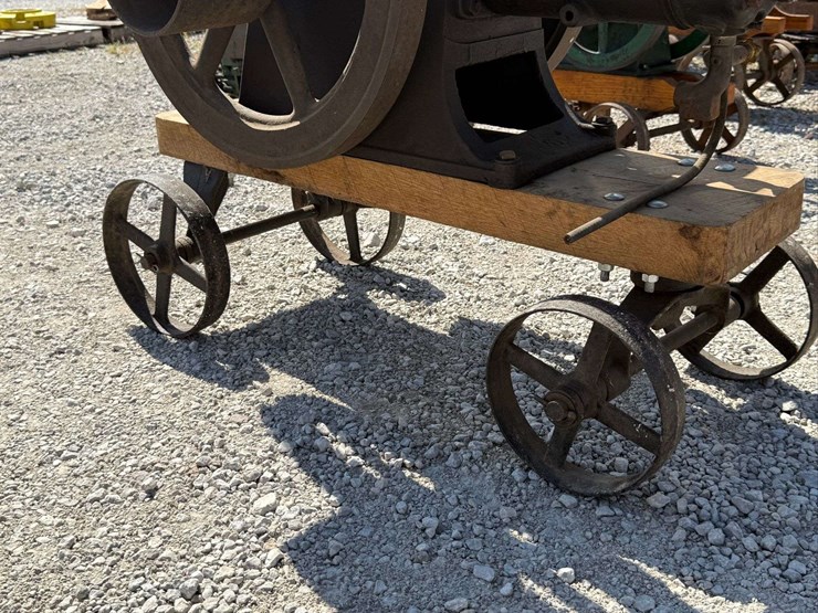 sandwich-3-hp-hit-&-miss-engine-on-truck-image-178