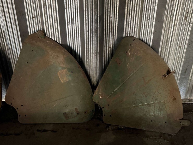 pair-of-oliver-tractor-rear-fenders-image-1