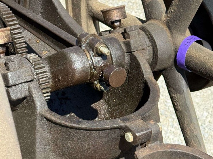 sandwich-3-hp-hit-&-miss-engine-on-truck-image-86