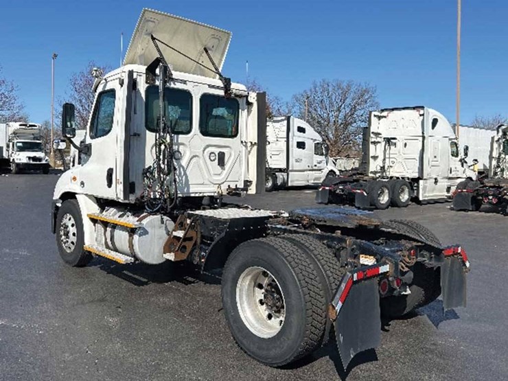 2017-freightliner-cascadia-113-image-2