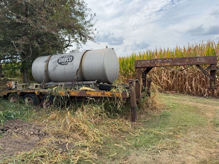 gooseneck-trailer-with-tank-image-1