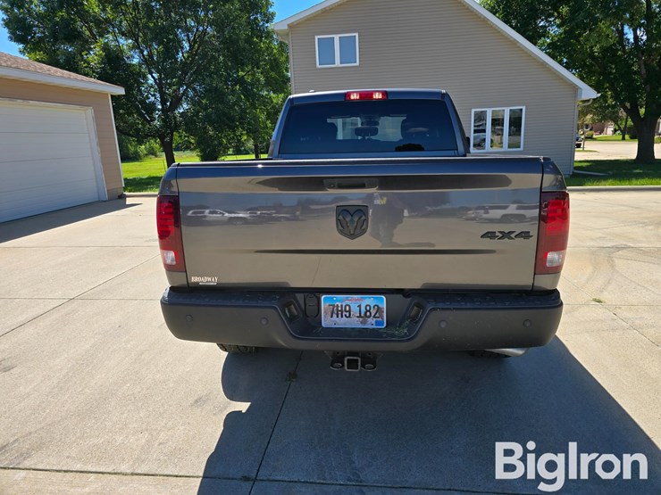 2021-ram-1500-classic-image-6