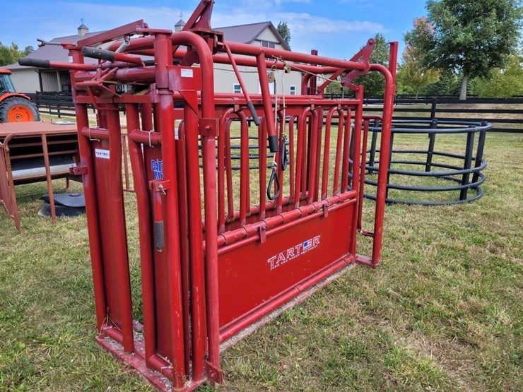 2019-tarter-cattle-handling-squeeze-chute-image-3
