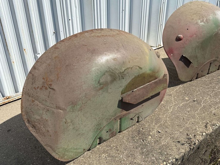pair-of-oliver-tractor-rear-fenders-–-likely-77/88-series-image-2