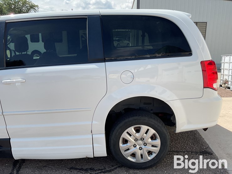 2017-dodge-grand-caravan-se-image-14