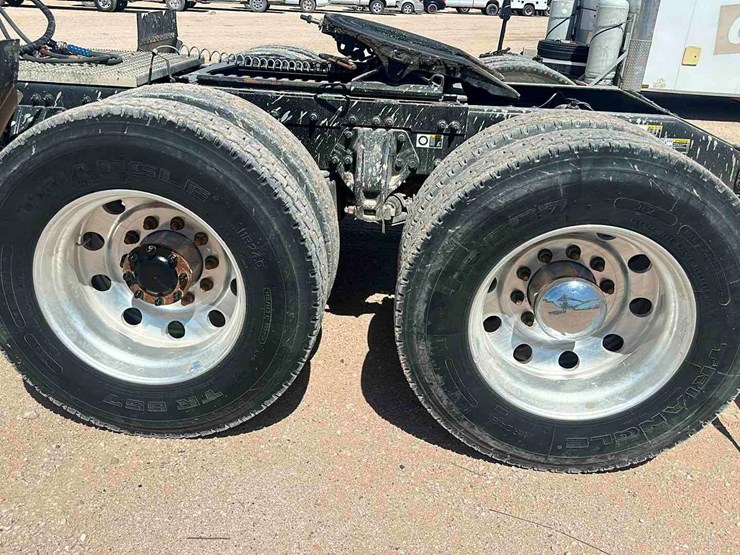 2015-peterbilt-579-image-5