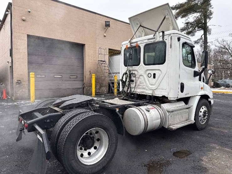2019-freightliner-cascadia-113-image-2