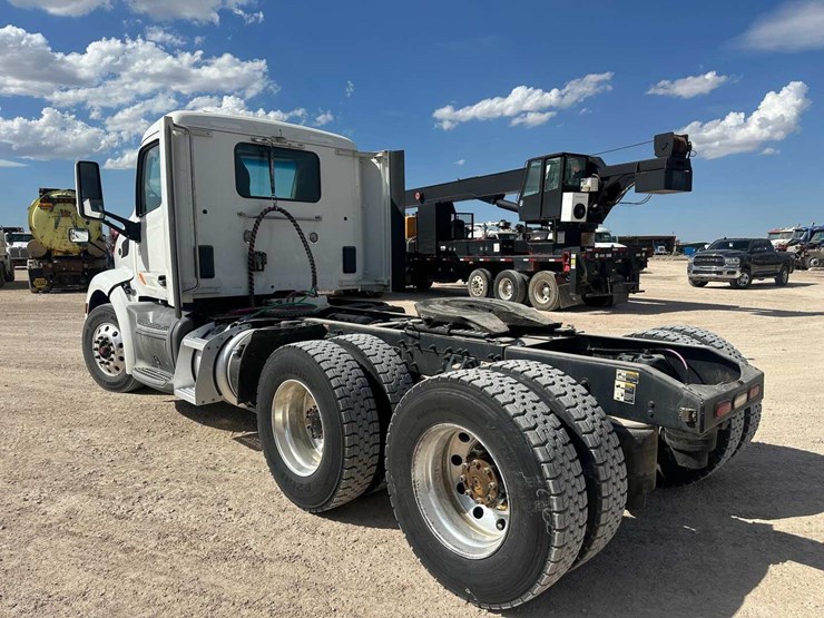 2019-peterbilt-579-image-5