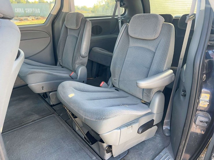 2006-chrysler-town-&-country-image-16