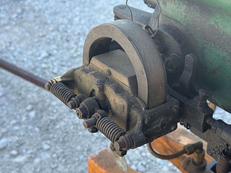 hercules-1½-hp-hit-&-miss-engine-on-truck-image-18