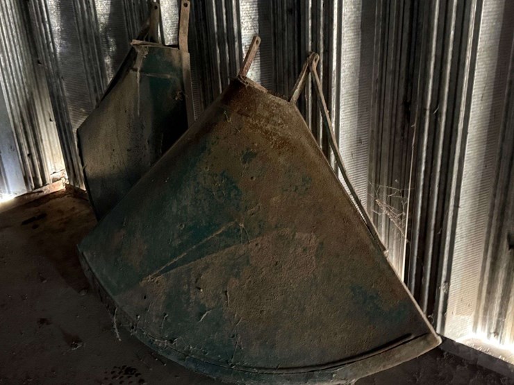 pair-of-oliver-tractor-rear-fenders-–-original,-with-mounting-brackets.-image-2